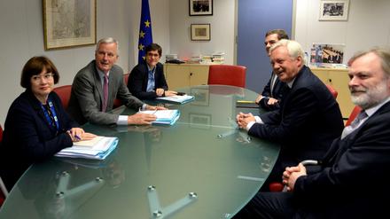 Mit leeren Händen. Während die EU Seite mit Michel Barnier (li.) ihre Papiere dabei hatte, saß die britische Seite mit David Davis (2. v. re.) ohne Unterlagen da.