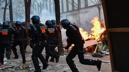 Polizisten in Frankreich wehren sich gegen Demonstranten, die gegen das umstrittene Polizeigesetz auf die Straße gehen.