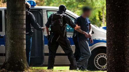 Einer der mutmaßlichen Rechtsterroristen auf dem Weg zum Ermittlungsrichter in Karlsruhe. 