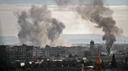 Rauch steigt nach Luftangriffen über dem Dorf Mesraba in der Rebellenregion Ost-Ghouta auf. 