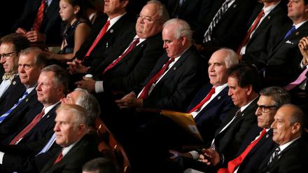 Die Republikaner im Repräsentantenhaus verzichteten überraschend auf ihr Vorhaben, die unabhängige Ethikkommission zur Überwachung der Abgeordneten zu beschneiden.