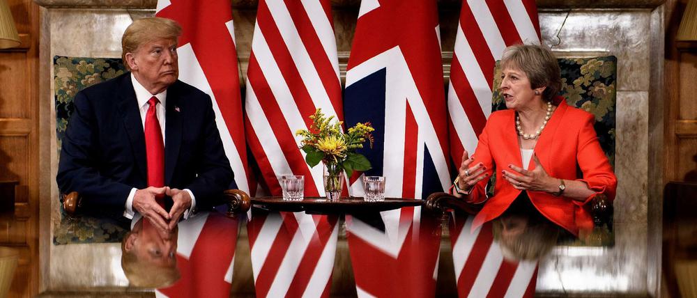 Donald Trump setzte Teresa May bei seinem Besuch in London einem Wechselbad der Gefühle aus.