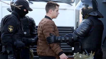 Ein Mann wird am Sonntag in Minsk von Uniformierte mit Sturmhauben festgenommen.
