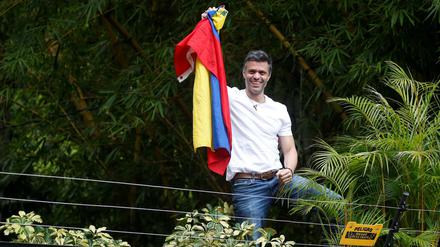 Leopoldo Lopez zeigte sich seinen Anhängern mit der Flagge des Landes.
