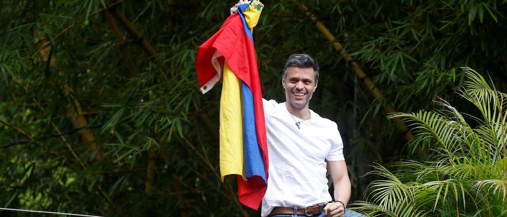 Leopoldo Lopez zeigte sich seinen Anhängern mit der Flagge des Landes.