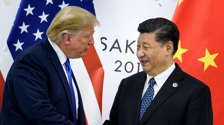Chinas Präsident Xi Jinping (rechts) mit US-Präsident Donald Trump (links) vor ihrem bilateralen Treffen beim G20-Gipfel in Osaka. 