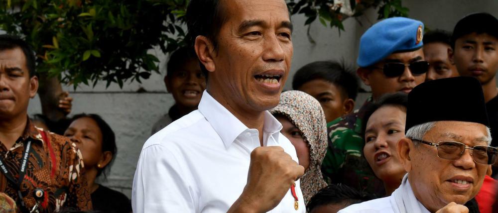 Indonesiens Präsident Joko Widodo (links) und der Geistliche Ma´ruf Amin (rechts) am Dienstag in Jakarta.