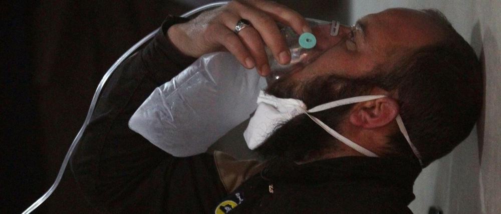 Ein Mitglied des syrischen Zivilschutzes versorgt sich nach dem Giftgaseinsatz in Chan Scheichun selbst mit Sauerstoff.