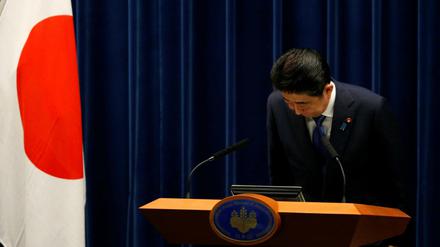 Geht höflich in Neuwahlen. Japans Ministerpräsident Shinzo Abe verbeugt sich nach seiner Pressekonferenz.