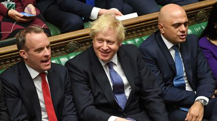 Der wiedergewählte Premierminister Boris Johnson sitzt zufrieden im Unterhaus des britischen Parlaments.