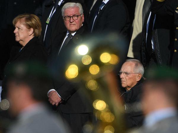 Kanzlerin Angela Merkel hört, Bundespräsident Frank-Walter-Steinmeier muss um sein Amt banden, Bundestagspräsident Wolfgang Schäuble verliert seins. 