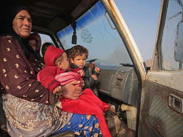 Menschen aus dem Süden des Rebellengebiets flüchten am 20.12.2019 vor Luftangriffen in Richtung der türkischen Grenze.