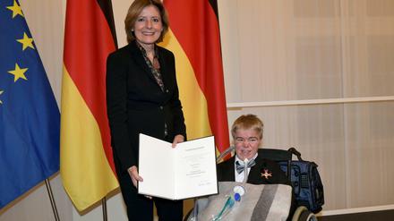 Rheinland-Pfalz' Regierungschefin Malu Dreyer überreicht Benni Over den Verdienstorden. 