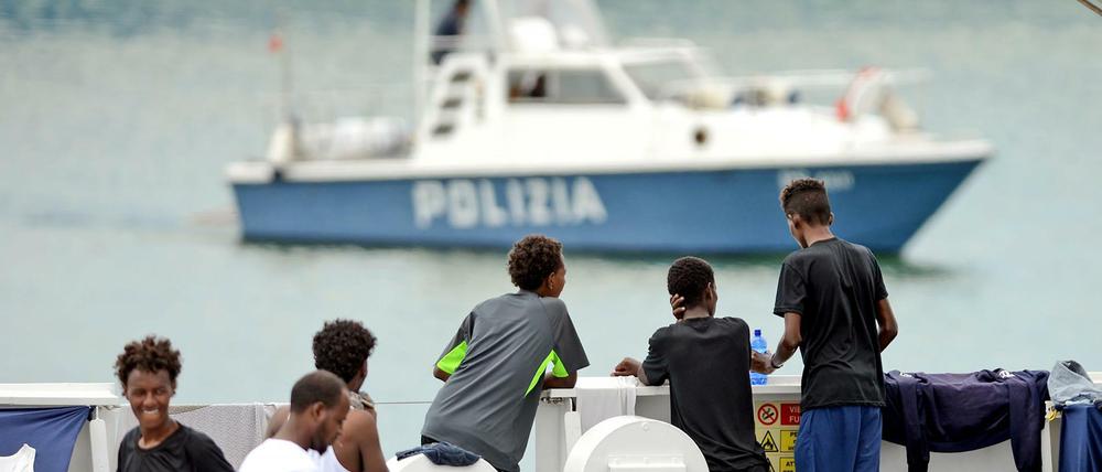 Die Polizei beobachtet die Geflüchteten an Bord der "Diciotti" im Hafen von Catania.