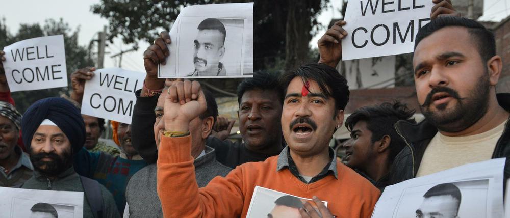 Demonstranten freuen sich über die Freilassung des indischen Kampfpiloten Abhinandan Varthaman.