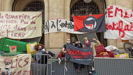 Auf den Barrikaden: Max M. und weitere Studierende blockieren den Eingang der Universität Science Po Paris.