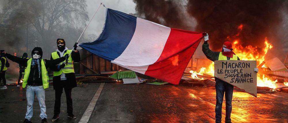 Protestierende "Gelbwesten" in Paris 