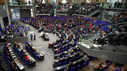 Im Bundestag sollen bald weniger Abgeordnete sitzen, wenn es nach führenden Staatsrechtlern geht.