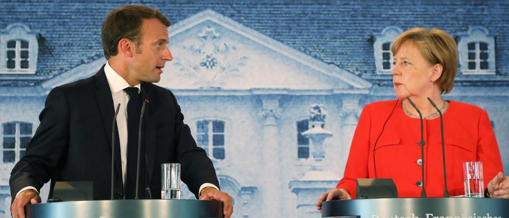 Auf dem Land: Der französische Präsident Emmanuel Macron weilt mit der Kanzlerin Angela Merkel in Meseberg.