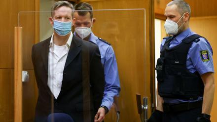 Vor dem Urteil. Der Neonazi Stephan Ernst betritt den Gerichtssaal in Frankfurt. Kurz darauf verkünden die Richter, Ernst müsse für den Mord an Walter Lübcke lebenslang ins Gefängnis.