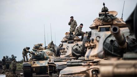 Türkische Panzer an der Grenze zu Syrien.