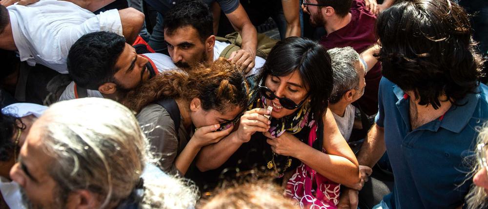 Die türkische Polizei nimmt Mitglieder der "Samstagsmütter" fest. 