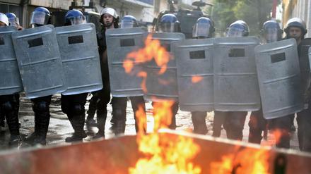Spezialkräfte der Polizei rücken gegen Demonstranten in der Hauptstadt von Paraguay vor.