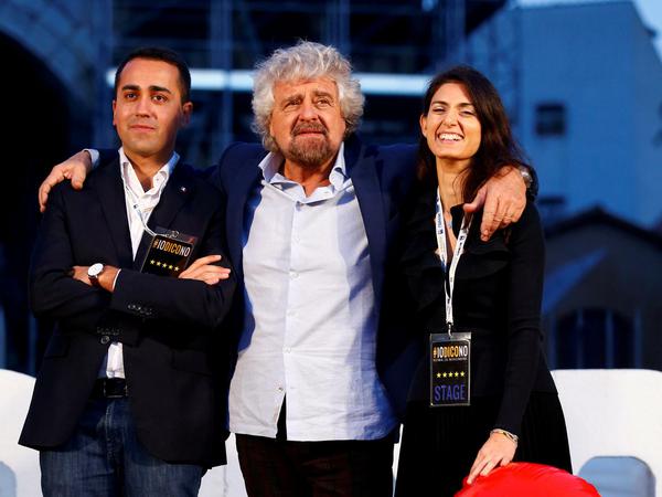 Luigi Di Maio (l.) mit Beppe Grillo und Roms Bürgermeisterin Virginia Raggi. 