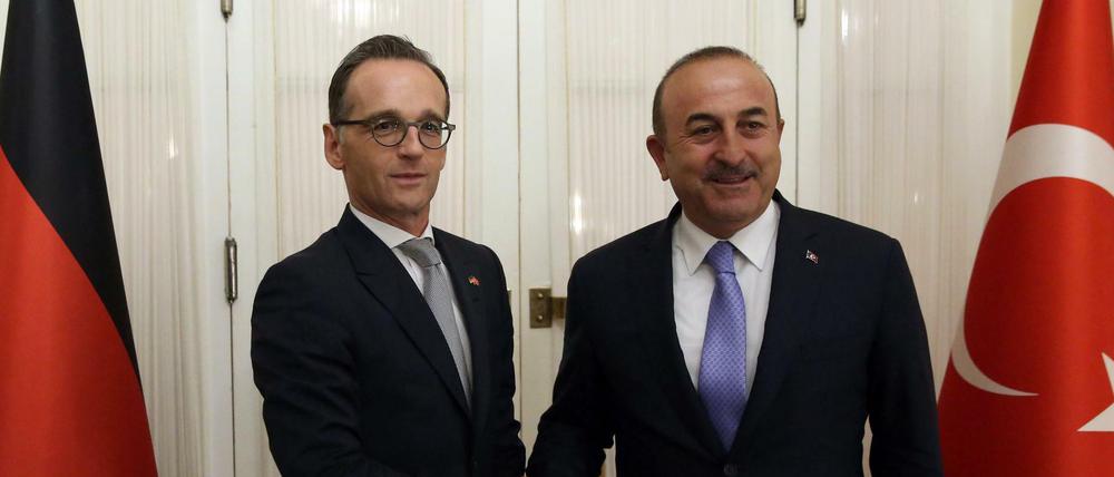 Bundesaußenminister Heiko Maas (SPD) wird von seinem türkischen Amtskollegen Mevlut Cavusoglu begrüßt. 