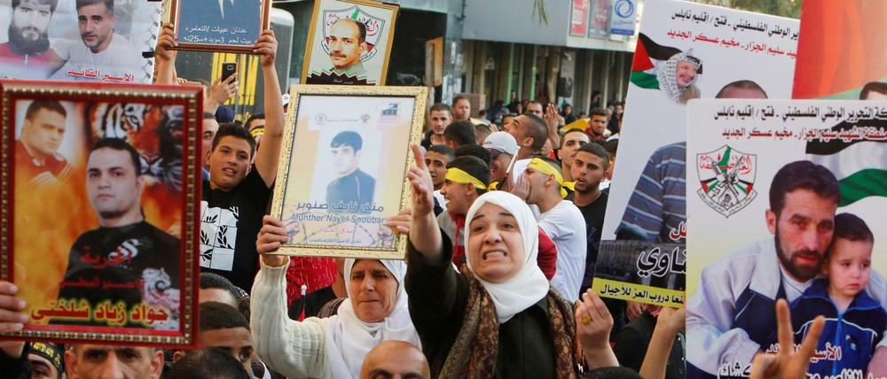 Palästinenser demonstrieren für ihre inhaftierten Angehörigen.