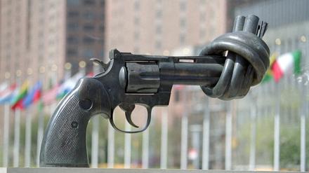 Die UN sind dem Frieden verpflichtet - und dauernd im Streit. Dazu passt die Plastik vor ihrem Hauptgebäude in New York. 