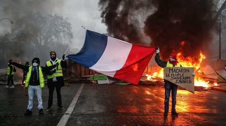 Demonstranten mit französischer Fahne in Paris
