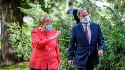 Angela Merkel und Armin Laschet vor dem Ständehaus in Düsseldorf