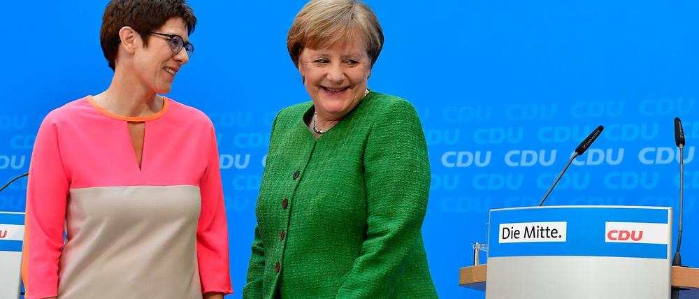 Annegret Kramp-Karrenbauer (links) und Angela Merkel.
