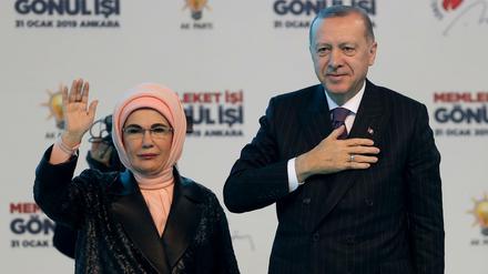 Die Regierung von Präsident Erdogan, hier mit seiner Frau Emine, hat schon vor Jahren das Kopftuchverbot in staatlichen Institutionen abgeschafft.