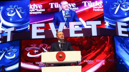 "Evet", also für ein "Ja" zu sein geplantes Präsidialsystem wirbt Erdogan. "Nein" sagt dazu die Türkische Gemeinde in Deutschland als Vertretung Türkeistämmiger hierzulande.