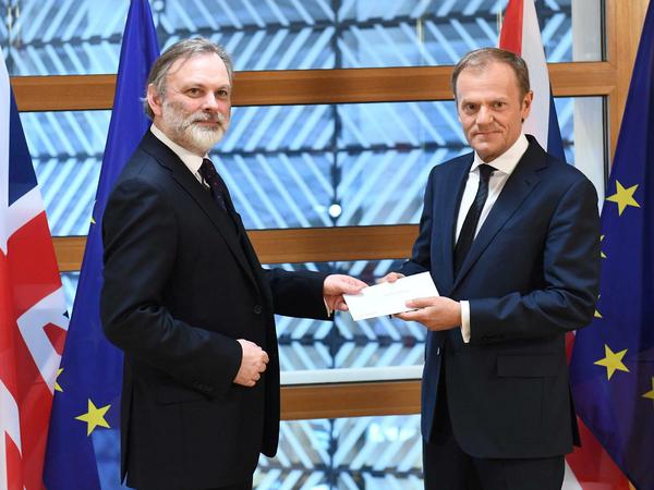 Der britische EU-Botschafter Tim Barrow übergibt dem EU Ratspräsidenten Donald Tusk den Austrittantrag.