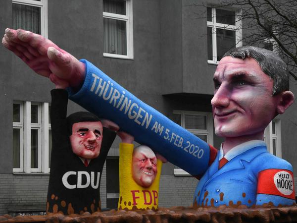Protest gegen den Dammbruch in Erfurt: Rosenmontagsumzug in Düsseldorf.