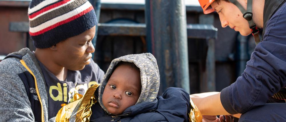 Eine Mutter und ihr Kind werden im Januar auf dem Rettungsschiff "Sea-Eye" im Mittelmeer versorgt.