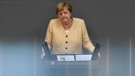 Am Dienstag trägt die Kanzlerin im Parlament ein sandfarbenes Kostüm. Wäre Angela Merkel in Rot gekommen, hätten alle gleich gewusst: Kampfanzug!