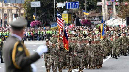 Bei der Militärparade zum ukrainischen Unabhängigkeitstag marschierten auch US-Soldaten mit