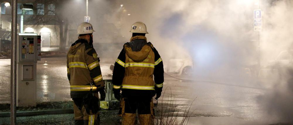Vor lauter Rauch ist das Feuer nicht zu sehen: Rinkeby am späten Montagabend.