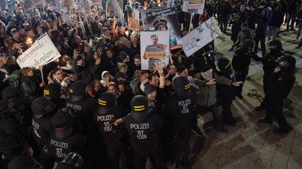 November 2020: Konfrontation der "Querdenker"-Demonstranten mit der Polizei.