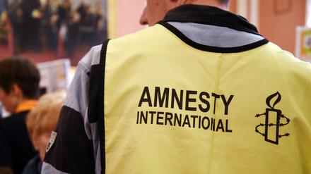 Ein Mitarbeiter von Amnesty International bei einer Freiwilligenbörse in Berlin