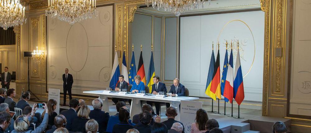 Selenskyi, Merkel, Macron und Putin stellen das Gipfel-Ergebnis vor. 