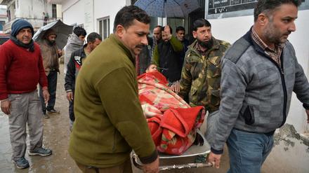 Ein Verletzter wird nach Gefechten im Grenzgebiet Kaschmirs in ein Krankenhaus getragen. 