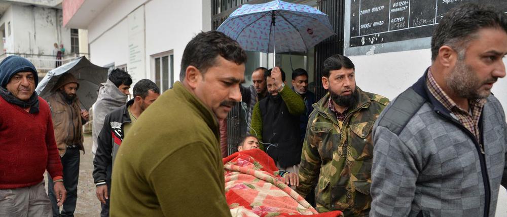 Ein Verletzter wird nach Gefechten im Grenzgebiet Kaschmirs in ein Krankenhaus getragen. 