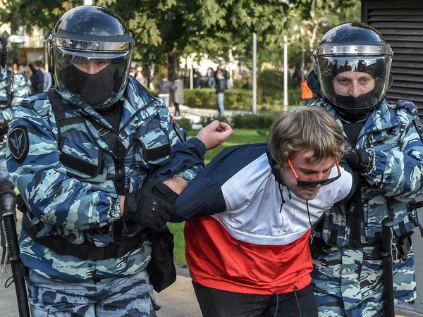 Auch am vergangenen Samstag nahm die Polizei in Moskau wieder Bürger fest.