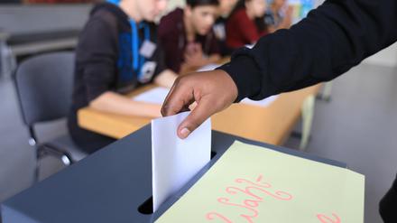 Minderjährige Schüler wählen bei einer U 18-Wahl zum Deutschen Bundestag.