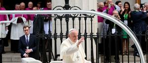 Der Papst kam am Samstag in Irland an.